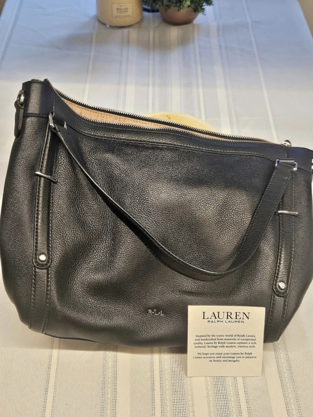 Like New Lauren Ralph Lauren Leather Shoulder Bag in Black